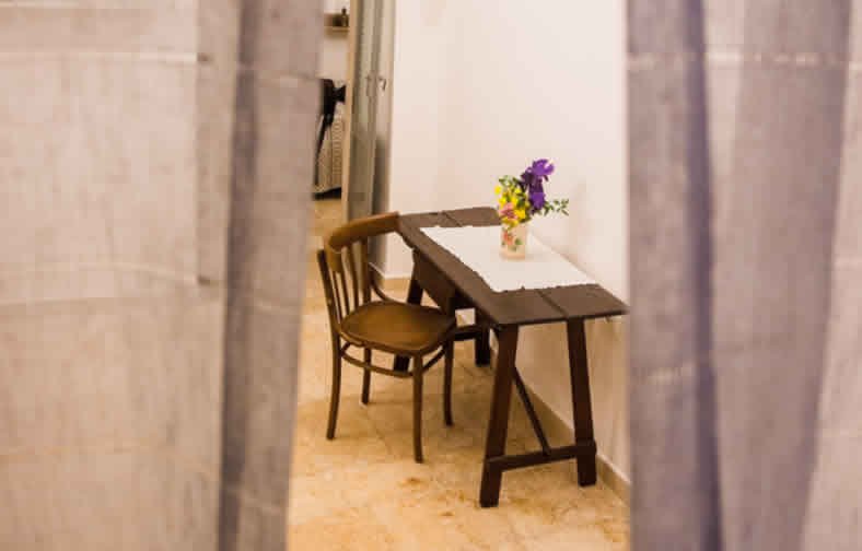 Casa Vacanza a Putignano BA - Tavolo colazione fiori - soggiorno a Putignano